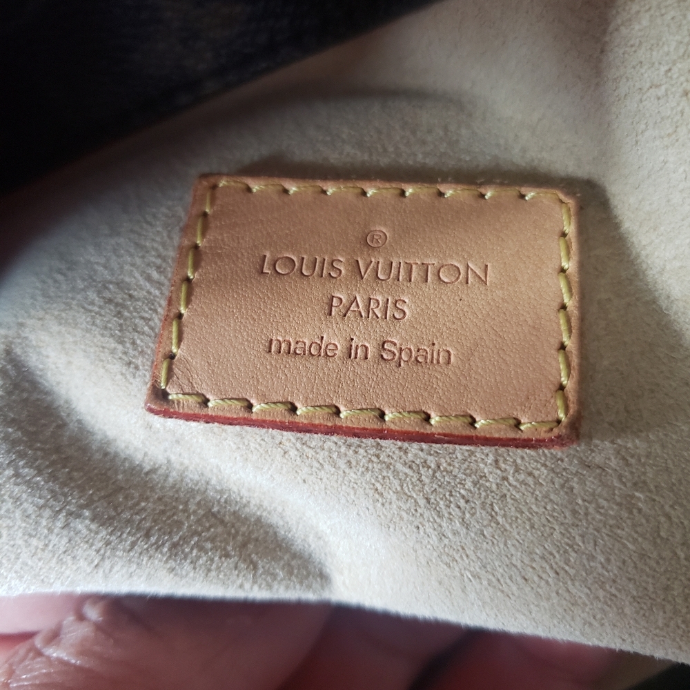 Louis Vuitton Artsy! Immaculate Condition! - Picture 10 of 15